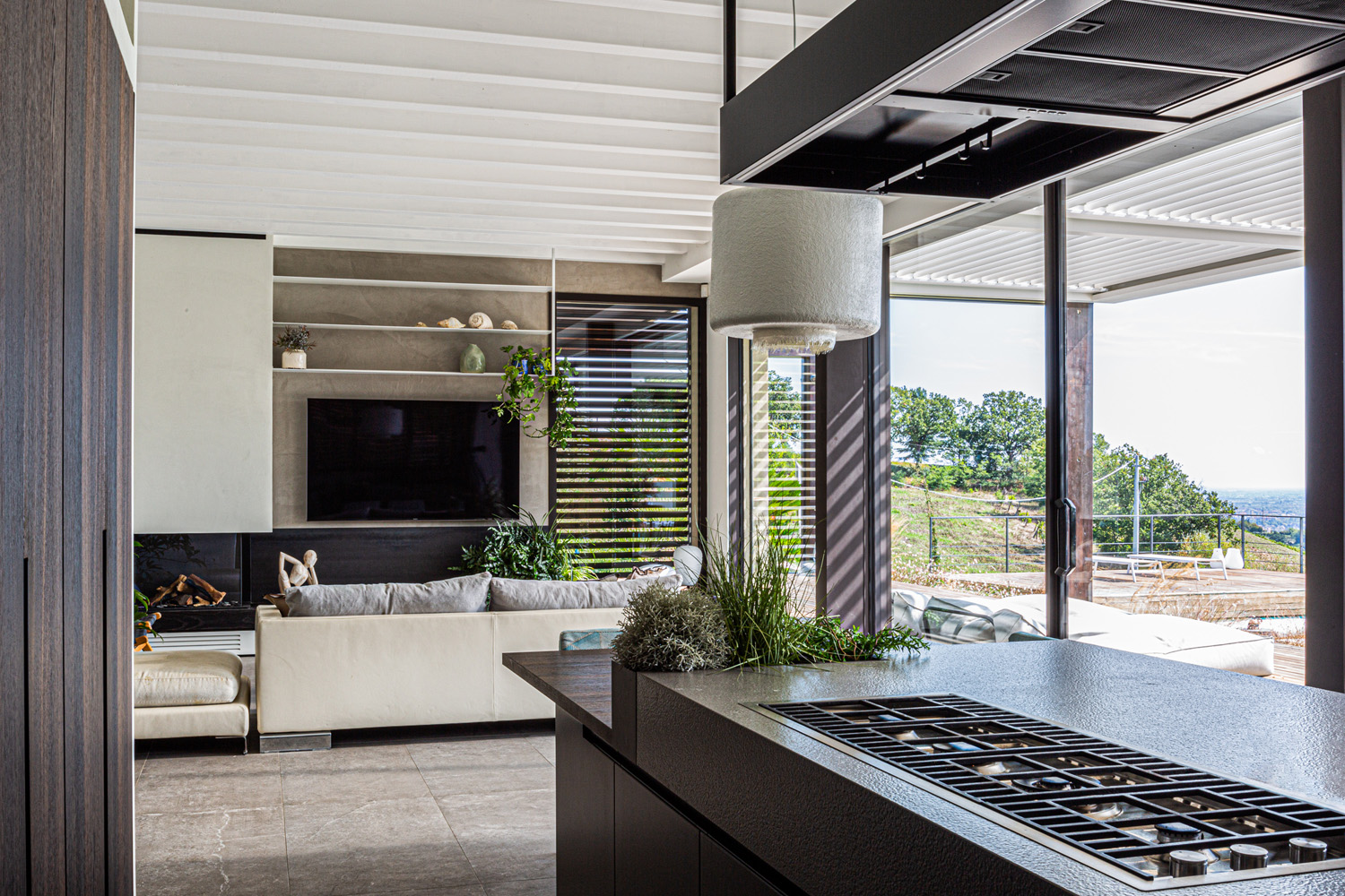 cucina su misura con finestre ampie studio Viù Architettura Imola