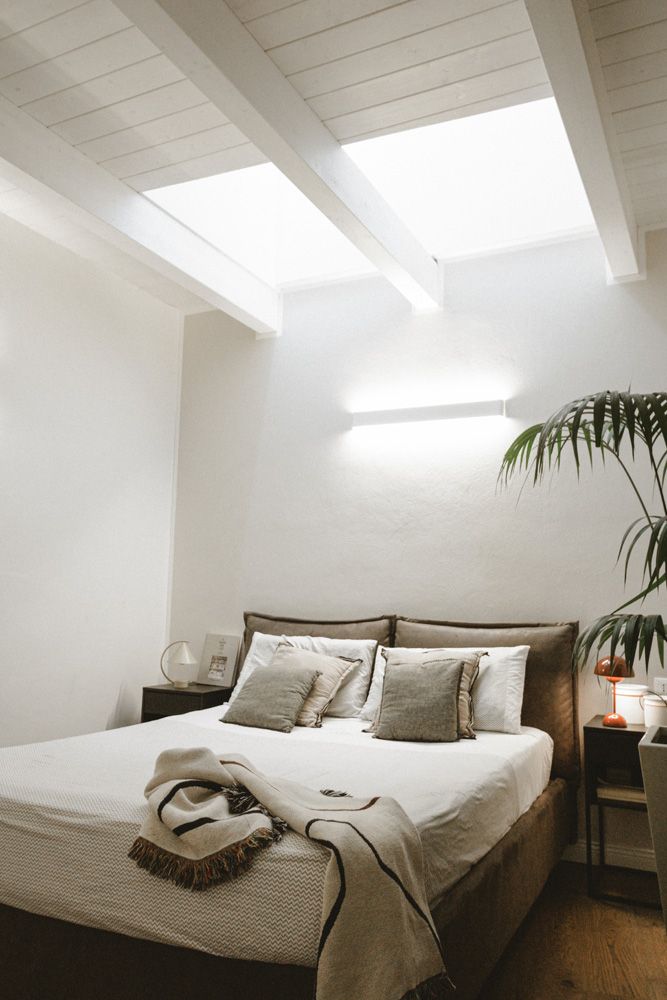 soffitto in legno verniciato bianco con luce zenitale